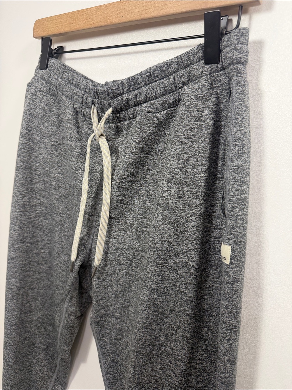 Vuori Women’s Performance joggers gray size small - Picture 2 of 7